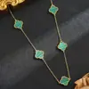 Collar Plano de Trébol de Cuatro Hojas de la Suerte, Collar de Acero de Titanio Chapado en Oro de 18 Quilates para Mujer, Cadena de Clavícula Moda y Sencilla Estilo Coreano, Versátil