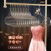 Colgador acrílico sin costuras para el hogar de plástico transparente tienda de ropa niña linda secador con polvo dorado al por mayor