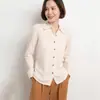 Camisa feminina de outono e inverno com gola polo, manga longa, modelagem que afina a silhueta, ideal para usar sob um cardigã ou suéter.