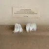 Pendientes Amplios en Forma de C con Textura Lineal para Mujer, Lujo Ligero, Moda de Alta Gama, Elegantes y Modernos, Pendientes Versátiles