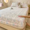 Juego de tres piezas Clase A de gorro de cama de terciopelo de leche tallado, funda protectora de colchón Simmons, funda antipolvo todo incluido, cubrecama de una pieza