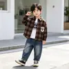 Conjunto de Roupa de Outono para Meninos 2026 Novo Estilo Infantil Primavera e Outono Elegante Xadrez Manga Longa Conjunto de Três Peças Roupa de Bebê