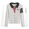 Cárdigan de punto ajustado con cuello polo y pajarita blanca de contraste, estilo universitario primavera 2026, top extremadamente elegante para mujer