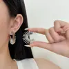 Brincos de Girassol Geométricos de Metal Estilo Europeu e Americano para Mulheres, Brincos de Design de Nicho Coração Line Art, Acessórios de Orelha da Moda para o Dia a Dia