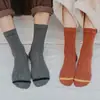 Otoño e invierno nuevos calcetines para hombre y mujer Tubo clásico para jalar Amantes Joker color sólido algodón calcetines para hombre al por mayor