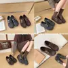 Zapatos de Vestir Individuales de Diseño Retro de Nicho 2026 Otoño/Invierno Nuevos Mocasines estilo Birkenstock Brogue de Suela Blanda