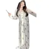 Conjunto de Pijama para Mujer de Primavera y Otoño, Doble Botonadura, Cuello en V, Manga Larga, Estampado Dulce de Dibujos Animados Anime, Costilla de Seda de Hielo, Se Puede Usar al Aire Libre