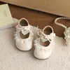 Zapatos pequeños de cuero en forma de corazón de perlas estilo francés, nuevos para primavera y otoño 2026 versión coreana para niñas, zapatos de princesa con lazo y ribete de encaje