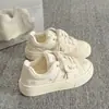 Sapatos Casuais Versáteis de Desenho Animado Fofo 2026 Nova Chegada Primavera Verão Design de Nicho Tênis Moda Sola Grossa Bordado Sapatos Femininos