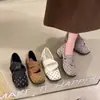 Elegantes sapatos Mary Jane, estilo feminino, nova coleção de outono, sapatilhas de bico raso, design de bolinhas doce e gracioso, característica simples de aumento interno de altura, 2026