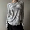 Blusa fina de manga comprida com gola de renda de bolinhas em preto e branco, estilo francês, casual e de corte solto, para ser usada sobre uma camiseta