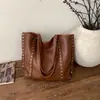 Bolsa Tote de Verão 2026 Nova Moda para o Trabalho para Mulheres, Estilosa e Atraente, Grande Capacidade, Bolsa de Ombro com Rebite para Mulheres