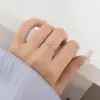 Anillo minimalista nuevo ultra fino ondulado liso anillo de nudillo, acero de titanio chapado en oro de 18k, anillo delgado, diseño de nicho de moda