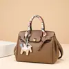Bolso de Mano Transfronterizo con Patrón de Lichi Imitación, Bolso de Platino de Alta Gama Nuevo, Bolso Cruzado Sencillo y Versátil para el Trabajo con Colgante de Caballo