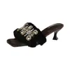 Pantuflas de Gamuza Retro con Punta Cuadrada y Pedrería de una Sola Tira para Mujer 2026 Nuevo Estilo Pequeño Aroma Elegante para el Trabajo Zapatos de Pantufla con Tacón Fino