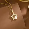 Corrente Clavícula de Design Exclusivo para Mulheres, Estilo Europeu e Americano Popular, Colar com Pingente de Estrela de Cinco Pontas Microincrustado com Zircônia, Joia Tendência em Aço Inoxidável