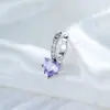 Brincos de Argola Coração: O novo design de nicho da Henson apresenta brincos de pino reto em forma de coração com zircônia incrustada de cobre e ear cuffs para piercing.