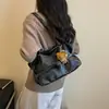 Bolso de mano de estilo relajado, bolsa grande de capacidad casual para commuting para mujer, nuevo modelo 2026, bolso de hombro de alta gama para debajo del brazo