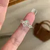 Popular Rosa Dulce Flor de Cuatro Hojas de Xiaohongshu Moda y Versátil Anillo de Gama Alta Ropa de Trabajo Diseño Diario Joyería para Manos