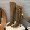 Botas de tacón de aguja de punta fina estilo retro francés de alta gama para mujer, nuevo modelo de otoño con remaches, uso versátil de tres maneras, botas largas adelgazantes