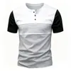 Camisa Masculina Henley de Verão Moda Estampa de Listras com Letras Botão Casual Solta Gola Henley Manga Curta Camiseta
