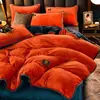 Conjunto de cama de quatro peças de veludo de leite espesso de qualidade de luxo para mães e bebês, com capa de edredom de fleece coral antiestática e com forro de fleece, adequado para uso no inverno.