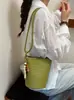Bolsa de Mão de Design de Nicho para Mulheres 2026 Novo Estilo Bolsa de Ombro Único Transversal de Axila com Acabamento de Luxo, Bolsa Tote Tecida de Mão para Mulheres