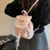 Mochila retro de doble hombro con solapa 2026 para ir al trabajo, estilo casual de otoño con cordones, cruzada, de un solo hombro, nuevo modelo para estudiantes universitarios