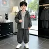 Conjunto com Capuz Listrado de Outono para Meninos: Conjunto Casaco com Zíper Solto e Calça Cargo para Crianças Maiores, Roupa Casual de Duas Peças para a Escola