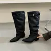 Botas Longas Retrô com Salto Bloco e Bico Fino para Mulheres, Novo Estilo Outono/Inverno 2026, Botas Franzidas com Fivela de Cinto, Botas de Cavaleiro de Cano Alto Emagrecedoras, Versátil