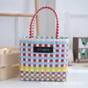 Bolsa Tejida de Celebridad de Internet Ins Color de Contraste Cuadros Bolsa Tejida a Mano División de Color Plástico Tejido Bolso de Mano Tejido para Vacaciones en la Playa