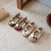 Sapatos Infantis de Desenho Animado Pequenos de Couro Sola Macia Sapatos de Princesa 2026 Chegada Nova Primavera e Outono Sapatos de Menina Antiderrapantes Sapatos de Um Solado Mocassins Modernos