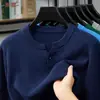 Suéter de Punto Casual para Hombre de Algodón Puro, Manga Larga, Cuello con Abertura, Color Sólido, Versátil, Un Botón, Otoño/Invierno 2025