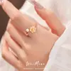 Pulsera y anillo chapados en oro real de 18 quilates, diseño de flor de goteo de aceite y cordero, un accesorio lujoso y de alta gama para el dedo índice