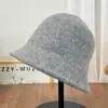 Chapéu Pescador Clássico de Lã Mesclada Cinza para Mulheres, Chapéu Balde Quente Espesso de Inverno com Logo de Letra, Chapéu Balde Emagrecedor