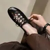 Sapatos Rasos de Cadarço de Couro com Fivela de Metal e Rebites Estilo Europeu 2026 Primavera Plano Bico Redondo Couro Genuíno Corte Profundo Feminino Tamanho 42