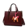 Bolso Tote Retro Simple de Gran Capacidad para Mujer 2026 Nuevo Modelo con Colgante de Caballo Bolso de Hombro Estilo Europeo y Americano Bolso Cruzado para Viaje