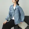 Fotos reales de una chaqueta de mezclilla casual, lavada, de color liso, suave para mujer, con diseño corto, cuello y mangas largas, perfecta para primavera y otoño