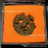 Colgante hueco con forma de grulla y patrón de animal tallado en jade Xiu, nuevo adorno de jade estilo chino, accesorio cultural, disponible para venta al por mayor