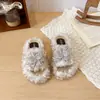 Pantuflas cálidas de algodón para niñas de otoño e invierno, nuevo estilo 2026, con adornos de pedrería, suelas suaves, forro de felpa y diseño de punta abierta con estilo de una sola tira