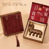 2026 Año del Caballo Estilo Chino Cultural y Creativo Regalo de Año Nuevo Práctico Recuerdo de Reunión Anual Peine de Sándalo Caja de Regalo para el Año de Nacimiento