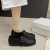 Nuevos zapatos pequeños de cuero con hebilla i para mujer, ropa exterior 2026 otoño, retro, tacón oculto, suela blanda, zapatos de un solo color, mocasines de punta cuadrada