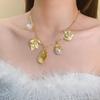 Collar con colgante de perla de pétalo de oro retro francés, cadena corta de temperamento medieval, cadena de suéter multielemento con hojas de pájaro