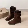Novas botas curtas com saltos grossos, botas femininas estilo Martin outono e inverno 2026, botas versáteis estilo francês, botas de camurça da moda que afinam
