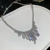 Aretes Cuadrados y Redondos con Diamantes y Tachuelas Plateadas, Collar, Cadena para Suéter Estilo Vintage de la Corte Francesa, Exquisito Set de Joyería de Alta Gama