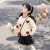 2026 Nuevo Suéter con Forma de Corazón de Fresa Estilo Coreano para Niñas Ropa Exterior Infantil Nueva y Elegante Otoño e Invierno Ropa Infantil de Comercio Exterior