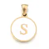 Collar con colgante de acero de titanio DIY de 26 letras inglesas de venta caliente, cadena redonda para clavícula para mujer, accesorios de joyería de acero inoxidable al por mayor