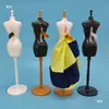 1:Soporte para Figura Pequeña Escala 6 Soporte para Modelo de Cambio de Vestuario Soporte de Pie Muñeca de 30cm Ropa de Muñeca Diseño de Muñeca Soporte de Exhibición Juguete