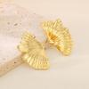 Rueda de cartas moda femenina exagerada cepillada hoja de loto aretes de acero de titanio personalidad forma de flor irregular joyería chapada en oro de 18 quilates