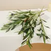 Ramas de olivo artificiales con frutos, utilizadas para paisajismo y decoración; hojas de olivo artificiales para colgar en la pared; vegetación artificial y hojas; flores artificiales